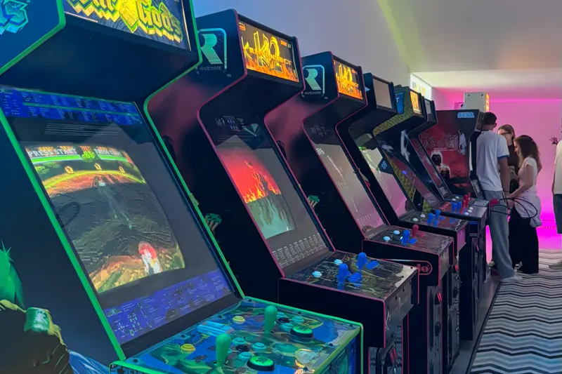 Im GlitchCafé: eine Reihe Arcade-Automaten im Neonlicht